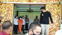 RR alias Kuda Poni ditangkap pada Jumat (17/9) lalu di salah satu apartemen di Kota Denpasar, Bali saat sedang live sambil bugil.