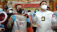 Polisi menyita sejumlah barang bukti yang dipakai RR untuk live sambil bugil hingga melakukan aksi masturbasi.