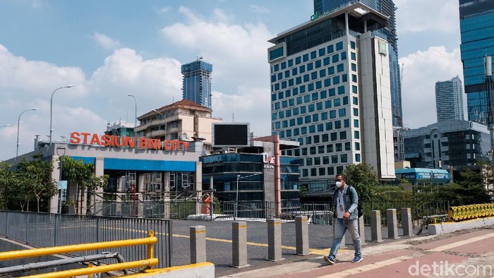 Sempat Dicorat-coret, Tugu Sepatu di Sudirman Kini Menghilang Tugu sepatu yang berada di Jalan Sudirman, Jakarta, sempat menjadi sasaran vandalisme. Kini, instalasi tersebut tampak menghilang dari kawasan Sudirman.
