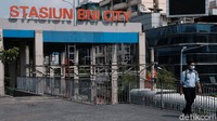 Tugu sepatu ini sebelumnya dicoret tidak lama setelah dipamerkan ke publik.