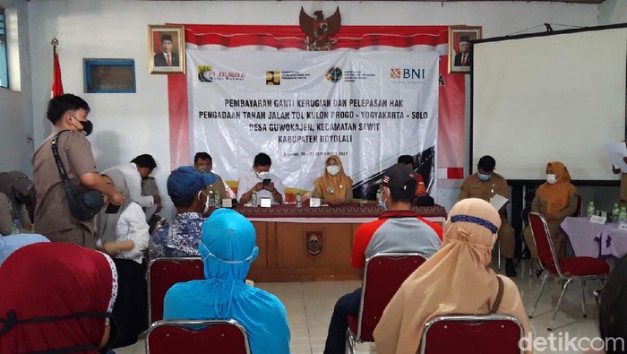 Sempat Pasang Baliho, Warga 'Korban' Tol Yogya-Solo Dapat Ganti Rugi Warga Dukuh Klinggen, Boyolali yang terdampak Tol Yogya-Solo, akhirnya menerima ganti rugi pembebasan lahan. Sebelumnya, warga sempat memasang baliho meminta ganti rugi.