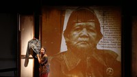 Laura Basuki juga beraksi menjadi perempuan tua Tionghoa bernama The Sin Nio.  Foto: Titimangsa Foundation