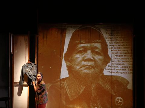 Seri Monolog Di Tepi Sejarah
