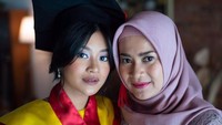 Siti Adira Kania lulus dengan nilai yang memuaskan. Ia bahkan diganjar dengan prestasi sebagai peraih indeks prestasi kumulatif (IPK) tertinggi dalam wisuda. Foto: Instagram @ikkenurjanah0518