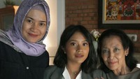 Dirinya juga terlihat dekat dengan keluarganya. Foto: dok. Instagram Siti Adira Kania
