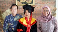 Saat datang ke wisuda sarjananya, ia tampak didampingi oleh Aldi Bragi dan Ikke Nurjanah. Foto: Instagram @adirakania