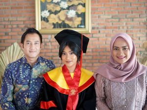 Cumlaude di FHUI, Putri Ikke Nurjanah Buktikan Berprestasi Meski Broken Home