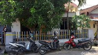 Pantauan di lokasi, garis polisi itu masih terpasang di bagian depan kantor. Para karyawan yang hendak masuk ke kantor harus lewat pintu samping karena akses utama tertutup garis polisi.