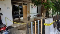 Bekas hitam di bagian tembok bawah yang diduga terkena molotov itu juga masih terlihat jelas. Peristiwa yang terjadi pada Sabtu (18/9) dini hari itu masih meninggalkan jejak-jejak terbakar di lokasi.