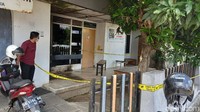 Kantor LBH Yogyakarta di Kemantren Kotagede, Yogyakarta, masih dipasangi garis polisi, Senin (20/9). Kantor tersebut diteror molotov pada Sabtu (18/9).