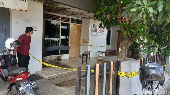 Suasana Kantor LBH Yogya Usai Diteror Molotov Garis polisi tampak terpasang di Kantor LBH Yogyakarta. Kamtor ini belum menerima pengaduan masyarakat usai diteror molotov dua hari lalu.