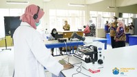 Suasana perkuliahan hybrid di salah satu laboratorium di Departemen Biologi ITS. Sejumlah laboratorium di Departemen Biologi ITS yaitu Laboratorium Biosains dan Teknologi Tumbuhan, Laboratorium Zoologi dan Rekayasa Hewan, Laboratorium Mikrobiologi dan Bioteknologi, dan Laboratorium Ekologi. Foto: Komunikasi Publik ITS