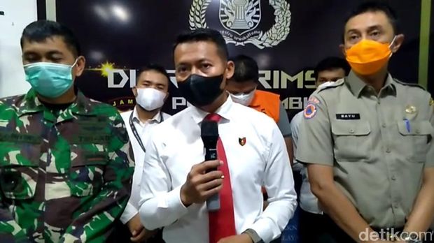 Sumur minyak ilegal di Kabupaten Batanghari, Jambi, terbakar. Kobaran api memicu terjadinya karhutla. Seorang oknum polisi diamankan karena diduga terlibat. (dok Istimewa)