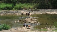 Karena masih banyak obyek wisata yang ditutup saat PPKM Level 3, masyarakat Gunungkidul memilih berwisata di sungai Oya yang berada di Kapanewon Playen, Kabupaten Gunungkidul. (Pradito Rida Pertana/detikTravel)
