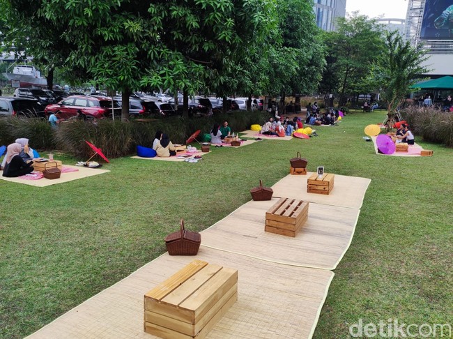 Seru! Bisa Makan Sambil Piknik di Bawah Pesawat Tempur