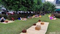 Mencari tempat makan yang sekaligus menyediakan area piknik memang agak sulit, apalagi di pusat kota Jakarta. Tapi di Taman Piknik sensasi makan enak sekaligus piknik seru bisa dinikmati sekaligus. Apalagi lokasinya di pusat kota, tepatnya di Museum Satria Mandala. Foto: detikFood/Devi S. Lestari