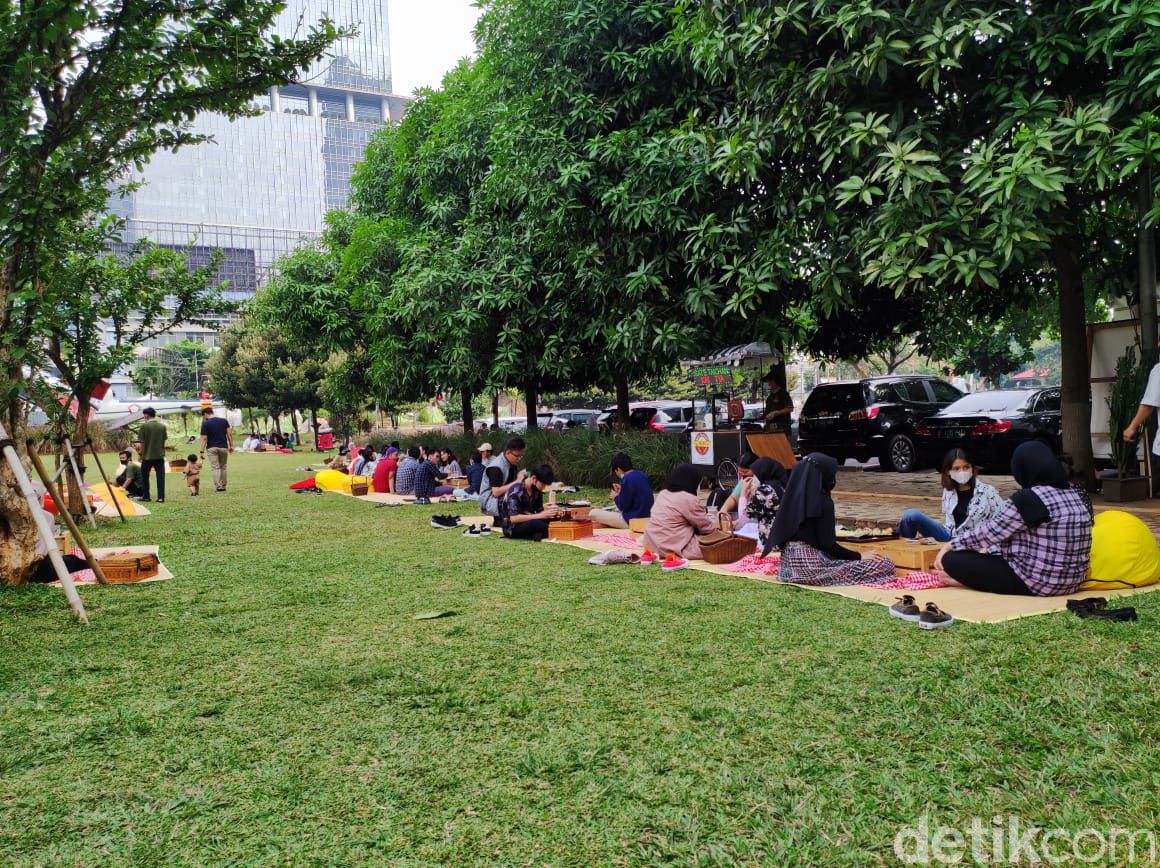 Taman Piknik : Asyiknya Makan Sambil Piknik di Bawah Pesawat Tempur