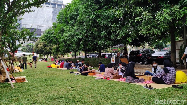 Seru! Bisa Makan Sambil Piknik di Bawah Pesawat Tempur Seru! Bisa Makan Sambil Piknik di Bawah Pesawat Tempur