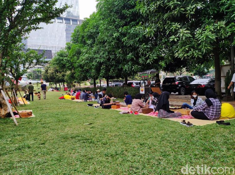 Seru! Bisa Makan Sambil Piknik di Bawah Pesawat Tempur