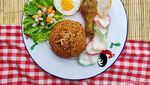Seru! Bisa Makan Sambil Piknik di Bawah Pesawat Tempur