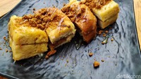 Taman Piknik sengaja tidak menyediakan tikar terlalu banyak karena agar pengunjung bisa tetap santai dan menikmati suasana. Selain itu, pembatasan pengunjung juga diterapkan mengikuti protokol kesehatan yang berlaku. Foto: detikFood/Devi S. Lestari