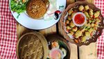 Seru! Bisa Makan Sambil Piknik di Bawah Pesawat Tempur