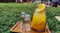 Jangan khawatir tenggorokan kering saat piknik seru, kamu bisa memesan Piknik Jar (Rp 75.000). Minuman ini terbuat dari campuran orange juice, irisan jeruk sunkist dan disajikan dingin dengan bongkahan es batu. Foto: detikFood/Devi S. Lestari