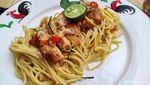 Seru! Bisa Makan Sambil Piknik di Bawah Pesawat Tempur