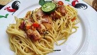 Spaghetti Chicken Sambal Matah (Rp 40.000). Menu ala Italia ini disajikan dengan potongan dada ayam fillet yang dipanggang. Tekstur empuk juicy ayam panggang ini diberi guyuran sambal matah yang pedas segar. Foto: detikFood/Devi S. Lestari