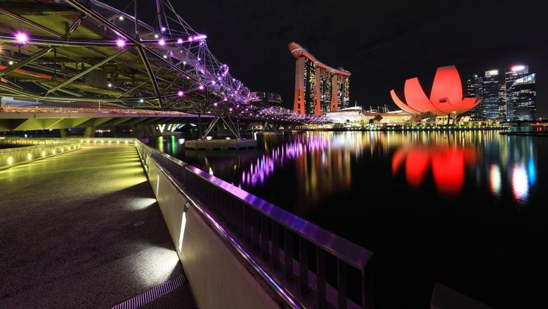 Tengah Berjibaku Lawan Corona, Singapura di Kala Malam Tetap Mempesona Singapura jadi salah satu negara yang tengah berjibaku atasi lonjakan kasus COVID-19. Meski begitu, pandemi tak lunturkan pesona Singapura di malam hari.