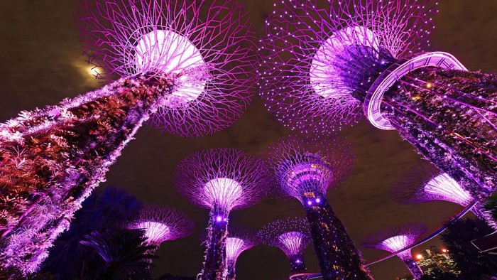 Tengah Berjibaku Lawan Corona, Singapura di Kala Malam Tetap Mempesona Singapura jadi salah satu negara yang tengah berjibaku atasi lonjakan kasus COVID-19. Meski begitu, pandemi tak lunturkan pesona Singapura di malam hari.
