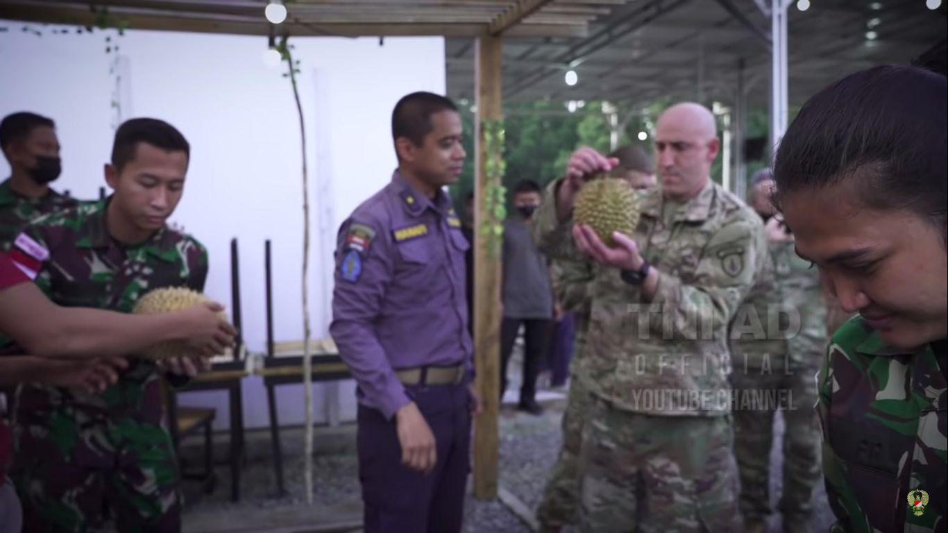 Reaksi Tentara Amerika Saat Cicip Durian dan Pempek Pertama Kali