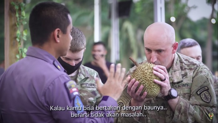Reaksi Tentara Amerika Saat Cicip Durian dan Pempek Pertama Kali