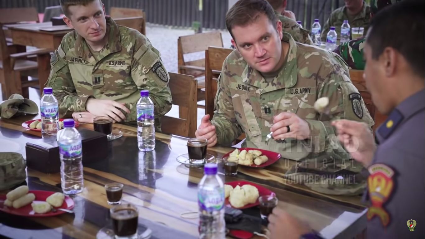 Reaksi Tentara Amerika Saat Cicip Durian dan Pempek Pertama Kali