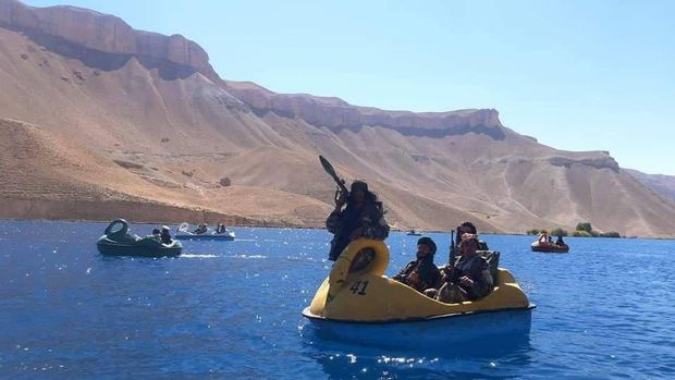 Tentara Taliban Main Bebek-bebekan