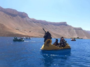 Potret Tak Biasa Taliban Naik Perahu Bebek Sambil Tenteng Senjata
