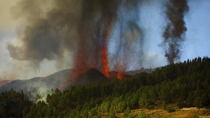 Gunung berapi Cumbre Vieja meletus di Kepulauan Canary, Spanyol. Gunung tersebut memuntahkan lava, abu, dan kolom asap yang besar. Ini potretnya.
