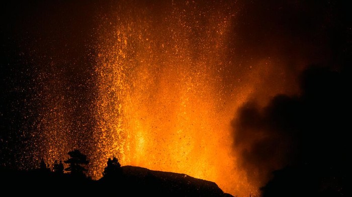 Gunung berapi Cumbre Vieja meletus di Kepulauan Canary, Spanyol. Gunung tersebut memuntahkan lava, abu, dan kolom asap yang besar. Ini potretnya.