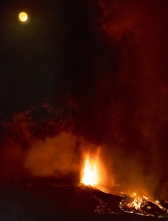 Tertidur 50 Tahun, Gunung Cumbre Vieja di Spanyol Meletus Gunung berapi Cumbre Vieja meletus di Kepulauan Canary, Spanyol. Gunung tersebut memuntahkan lava, abu, dan kolom asap yang besar. Ini potretnya.