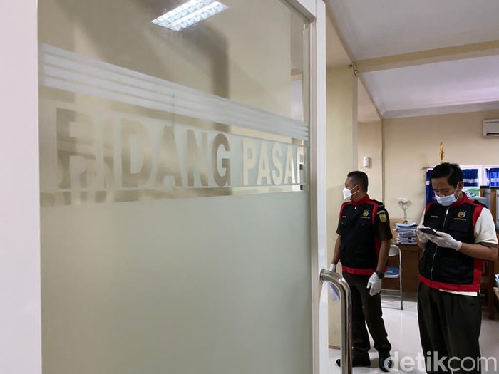Tim Kejari Blora geledah kantor Dinas Perdagangan Koperasi Usaha Kecil dan Menengah (Dindakop UKM) Kabupaten Blora, Senin (20/9/2021).