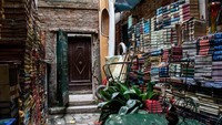 Libreria Acqua Alta. Mengutip dari situs Venice Tourism, buku-buku yang ada di sini ditumpuk di atas bath tubs dan gondola. Toko buku ini buka dari jam 9 pagi hingga 8 malam. (Foto: Screenshot Venice Tourism)