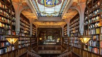 Livraria Lello telah dibuka sejak tahun 1906 di Portugal, menurut situs resminya. Kendati begitu, toko buku ini mengawali perjalanannya terlebih dahulu sebagai sebuah gedung teater di kisaran pertengahan 1840an hingga 1867. (Foto: Screenshot Livraria Lello)