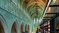 Toko buku Selexyz Dominicanen di Belanda, menurut The Huffington Post, awalnya merupakan sebuah gereja Katolik yang telah berusia lebih dari 700 tahun. Bangunan ini pernah ditutup oleh Napoleon Bonaparte pada 1794. (Foto: Screenshot HuffPost)