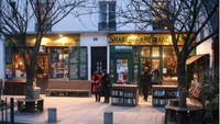 Shakespeare and Company adalah sebuah toko buku berbahasa Inggris di jantung kota Paris. Berdasarkan situs resminya, toko ini dibuka sejak 1951 oleh George Whitman asal Amerika. (Foto: Screenshot The Guardian)
