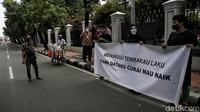 Sejumlah orang yang tergabung dalam Asosiasi Petani Tembakau Indonesia menggelar unjuk rasa di depan Kementerian Sekretariat Negara, Jakarta, Senin (20/9/2021).