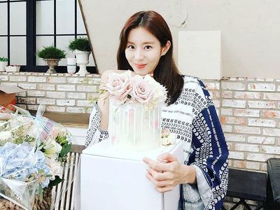 Berat Badan Naik 7 Kg, Uee Pamer Abs di Foto Terbaru