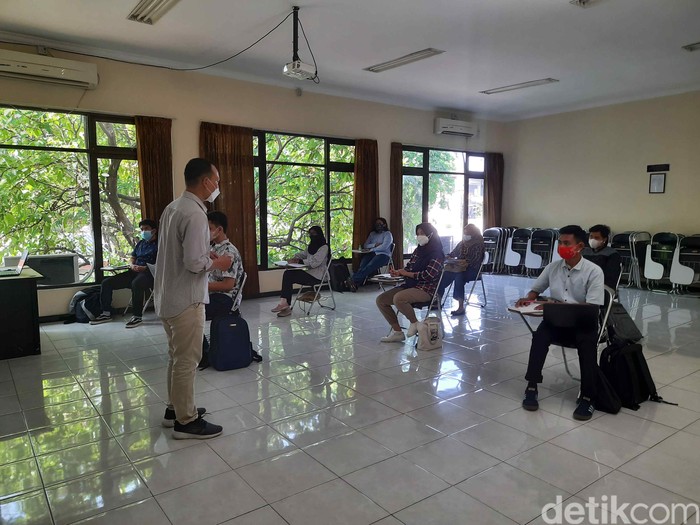 Universitas Negeri Surabaya (Unesa) mulai menerapkan pembelajaran tatap muka terbatas dan bertahap (PTMTB). Mahasiswa tampak canggung dan grogi.