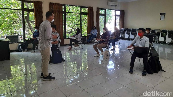 Universitas Negeri Surabaya (Unesa) mulai menerapkan pembelajaran tatap muka terbatas dan bertahap (PTMTB). Mahasiswa tampak canggung dan grogi.