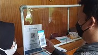 Sebelum memasuki tempat wisata harus menggunakan aplikasi PeduliLindungi dulu. 