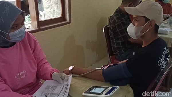 Setelah itu, baru dilakukan pemeriksaan kesehatan. Salah satu wisatawan asal Bandung, Muhammad Ansor (21) menuturkan, terbantu dengan adanya vaksinasi di lokasi wisata. Dirinya belum sempat divaksin karena sempat tertular COVID-19. 